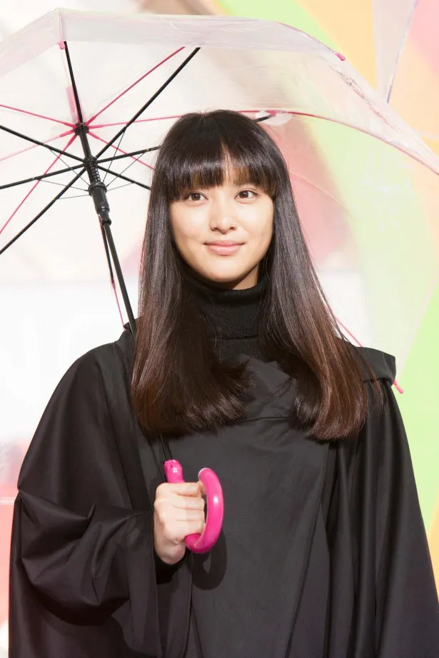番組オリジナルの傘を持って登場した武井咲