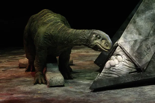 卵を護るプラテオサウルス
