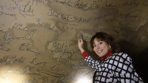 ウィーンのレストランを訪問した際にはあまたの有名人に混ざって壁にサインを