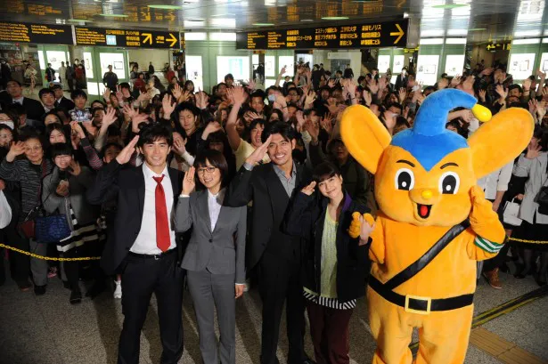 【写真】新宿駅に集まったファンは伊藤・坂口らの登場に熱狂！