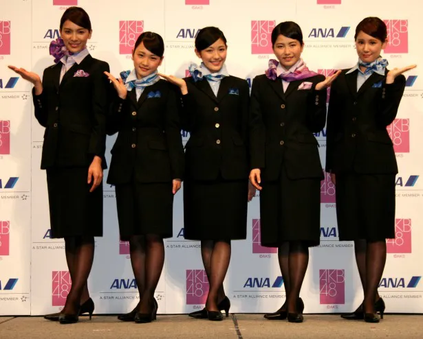 左から、AKB48の川栄李奈、秋元才加、渡辺麻友、横山由依、鈴木まりや