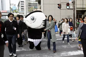 「カツオ人間」が銀座に出現!!　街を歩けば歓声続出!?