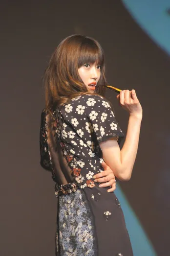 ヨンア、背中が大きく開いた大胆衣装でフラペチーノ(R)をアピール!