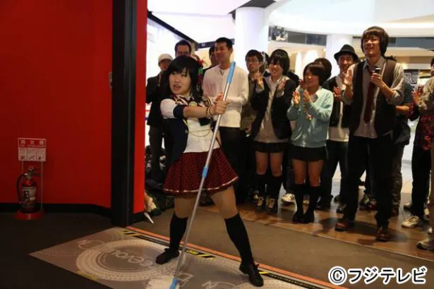 モップをスタンドマイクに見立て、AKB48の「ヘビーローテーション」を披露する