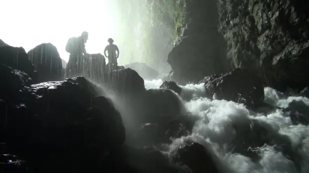 【写真】密林の中の巨大穴に流れるパプアニューギニアの地下河川