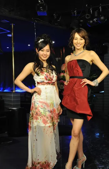 “女子高生”米倉涼子が夜の蝶に!?妖艶なドレス姿を披露!