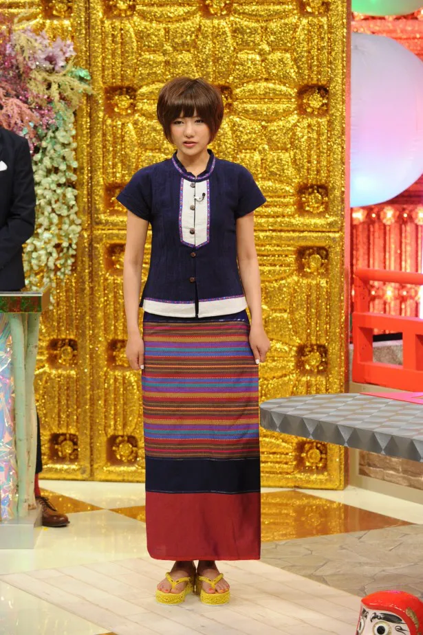 ミャンマーの民族衣装・ロンジーを着用してスタジオに登場した宮澤佐江。「巻きスカートになっていて、デザインも可愛くて今っぽいんです。日本でも普通に着れそうですよ」とにっこり