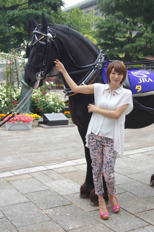 「競走馬と比べて脚が太くてびっくりしました」と驚く