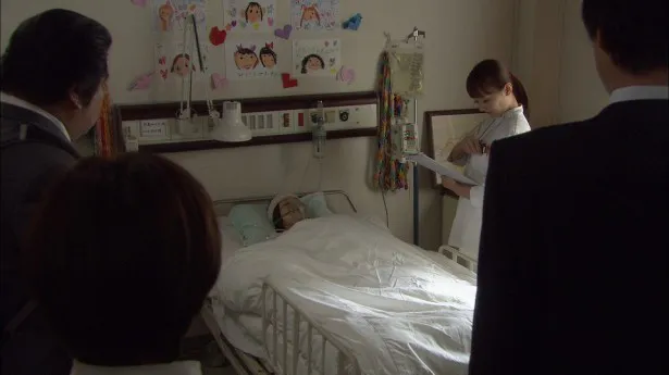【写真】島本アナは石塚ら俳優陣に交ざり、カルテを記入するなど、看護師らしいテキパキとした演技を披露