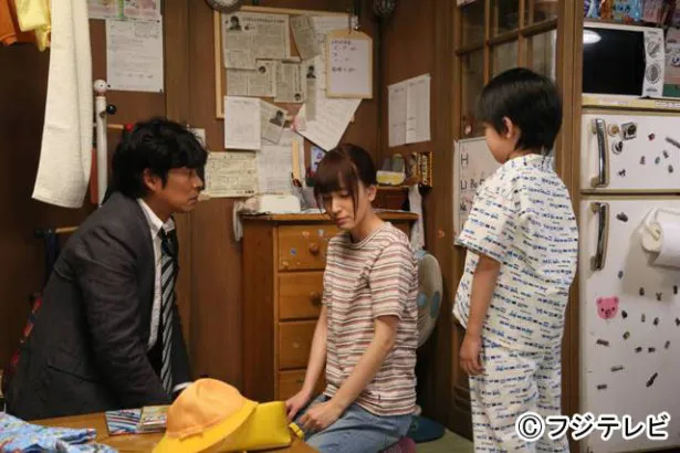 鈴木杏樹（写真中央)は、子供ができても家庭を顧みず研究に没頭する元一に愛想を尽かして家を飛び出す元一の妻・紗世子を演じる