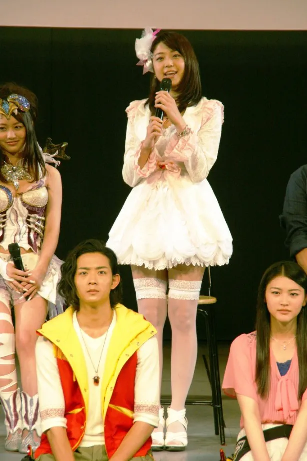 「自分で言うのもなんですが、トップアイドルの役です」天野美琴役の中村が笑顔で自己紹介