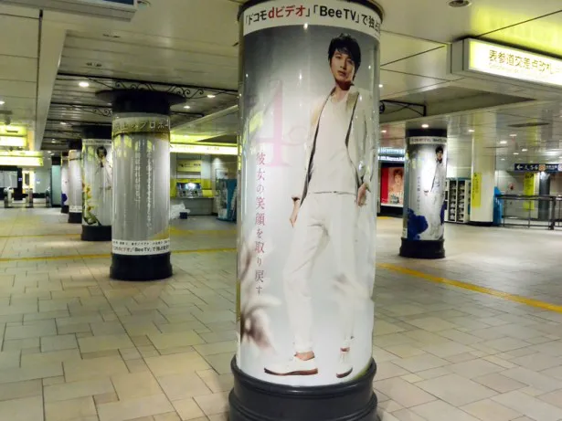 東京・表参道駅構内に掲示されている「等身大柱巻き広告」