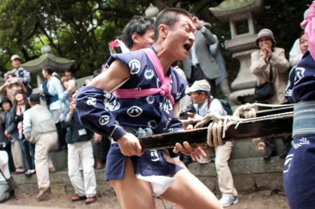 【写真】ザブングルが岡山・真鍋島の「走り神輿」に参加する