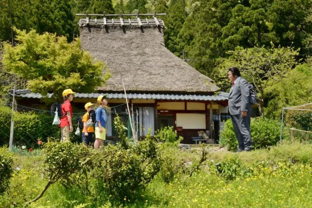 【写真】主演の石塚英彦の背景には、のどかな日本の風景と萱葺き屋根が！