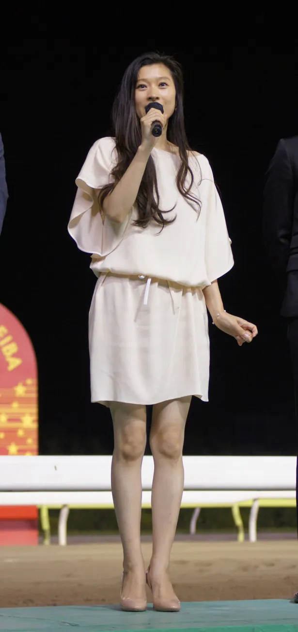 【写真】ゆるめのラインのミニスカワンピースで登場した篠原涼子