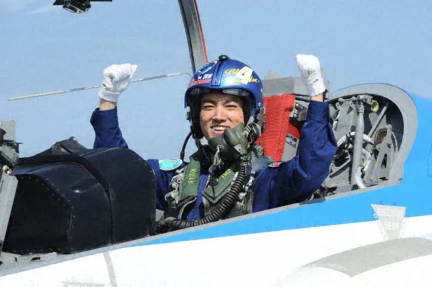 ブルーインパルスに搭乗し約35分間のアクロバット飛行後、無事帰還してガッツポーズをする桐谷健太