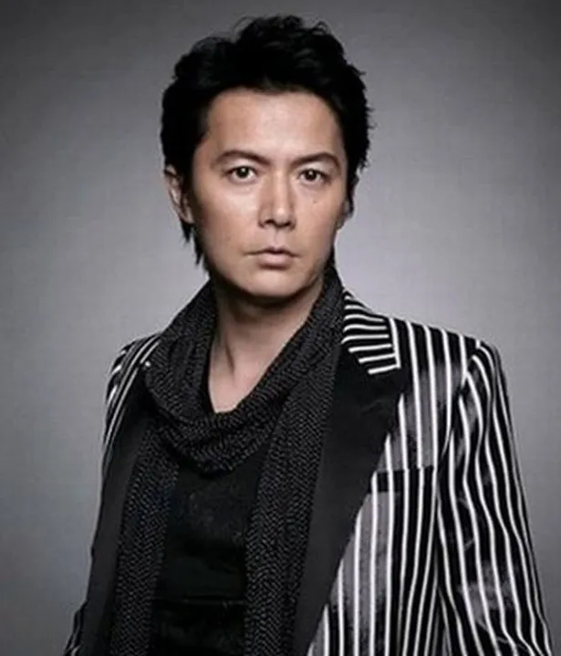 福山雅治は日本のシンガーソングライター、俳優。その他にもラジオDJ、ギタリスト、音楽プロデューサー、作詞家、作曲家、写真家として幅広く活躍している