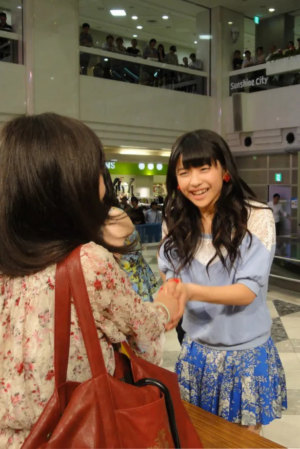 【写真】ライブ終了後、笑顔で握手会を行う金澤朋子