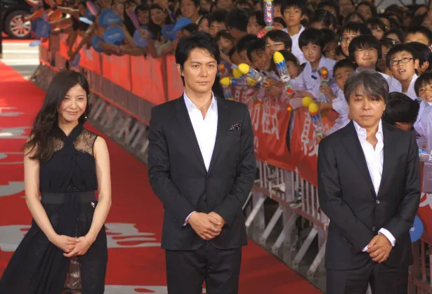 レッドカーペットイベントに登場した吉高由里子、福山雅治、西谷弘監督(写真左から)