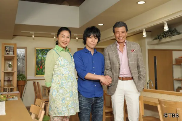「なるようになるさ。」収録スタジオを表敬訪問した主題歌を歌う指田郁也（中央）と主演の舘 ひろし（右）、浅野温子（左）