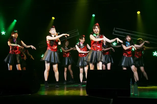 新曲「妄想のハワイ」を初披露したPASSPO☆。振り付けにフラダンスも取り入れている