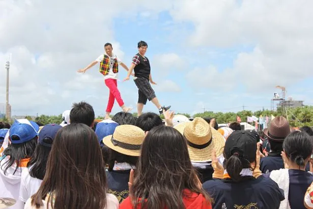 “あたりまえ体操”を披露するCOWCOW