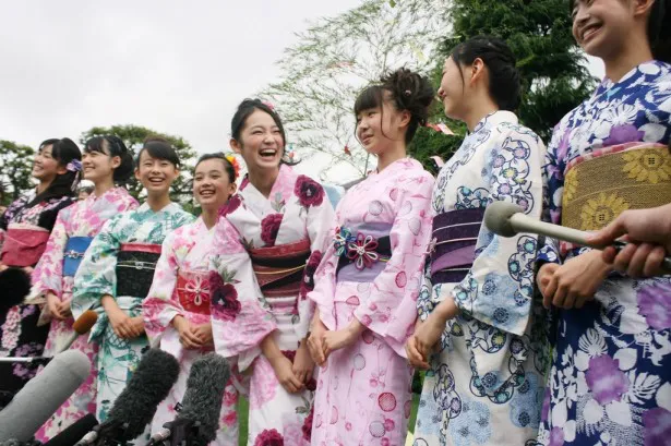 【写真】「みんなで花火に行きたい！」とこの夏、浴衣を着てしたいことを語ったX21のメンバーたち