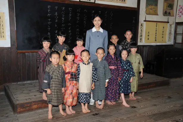 「二十四の瞳」に出演する松下奈緒と生徒役の子供たち