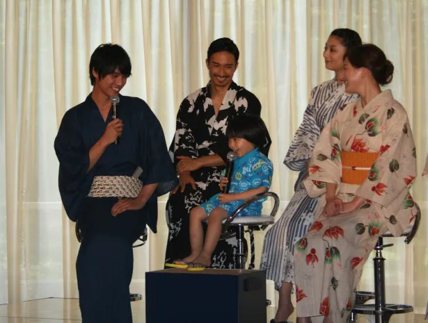 【写真】三男・宇野俊役の五十嵐(中央)を見て、笑顔が絶えない福士蒼汰(左)