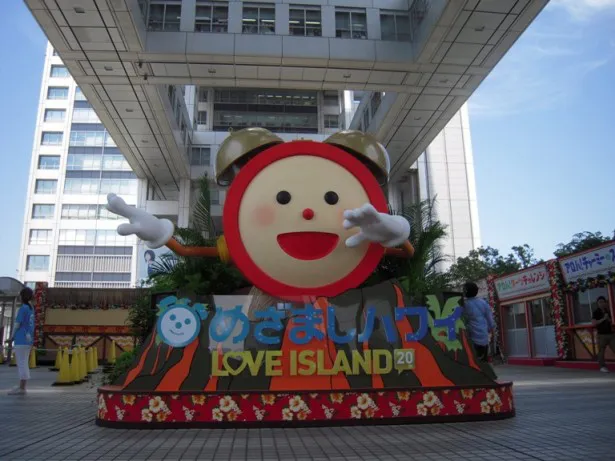 「フジテレビ本社屋」7階「めざましハワイ　LOVE IS ISLAND」では、巨大めざましくんが涼しいミストでお出迎え