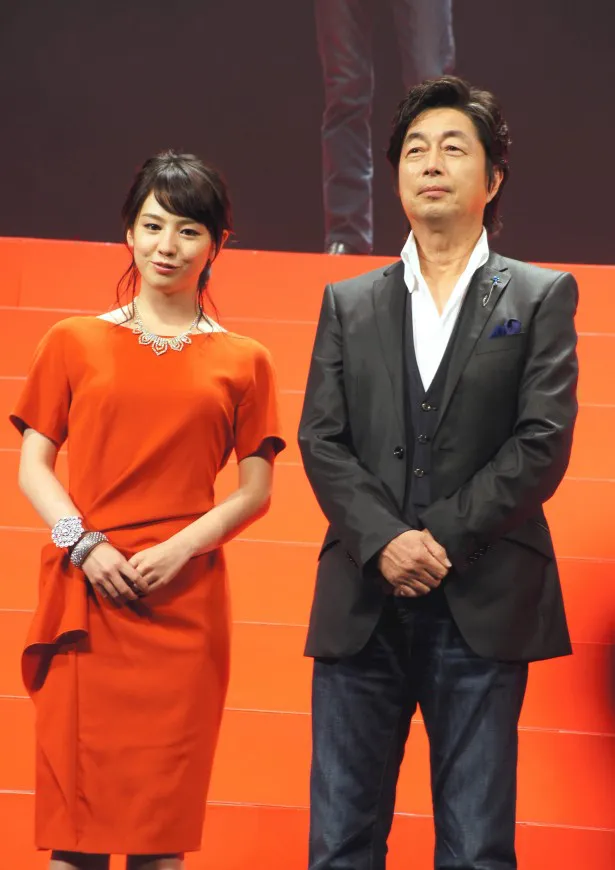劇中では親子役の桜庭ななみと中村雅俊(写真左から)