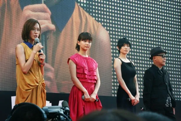 ドラマの見どころを語る(左から)戸田恵梨香、多部未華子、真木よう子と廣木隆一監督