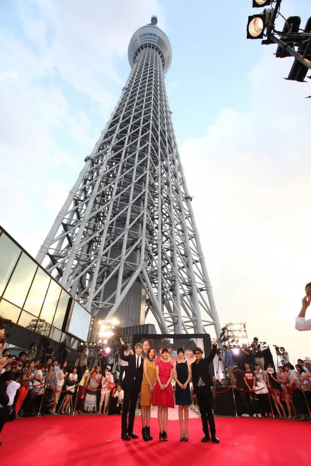東京スカイツリーの前で笑顔の記念撮影をする（左から）D-LITE、戸田恵梨香、多部未華子、真木よう子、廣木隆一監督