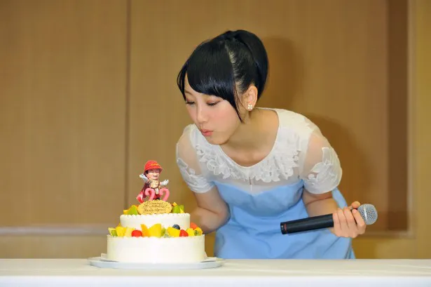 松井玲奈は「ケーキにスーパーヒトシ君が刺さっていることなんて後にも先にもない!」と大喜び