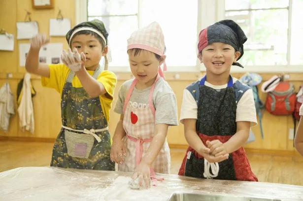 子供たちみんなでヨモギ餅づくり