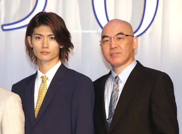 映画完成報告会に登場した三浦春馬と原作者・百田尚樹氏(写真左から)