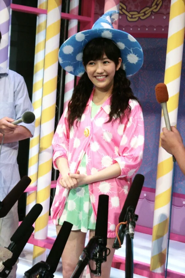 先日AKB48を卒業した篠田麻里子の卒業公演について聞かれ、「最後は笑顔でお別れしました」と語るまゆゆ