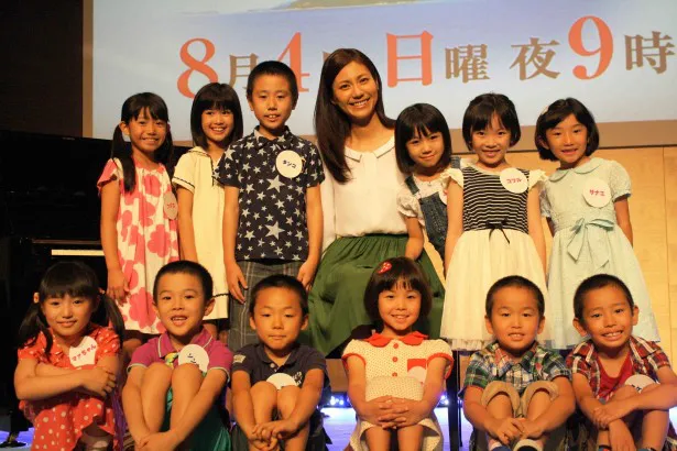 「二十四の瞳」(テレビ朝日系)の制作発表記者会見に登壇した松下奈緒と12人の子供たち
