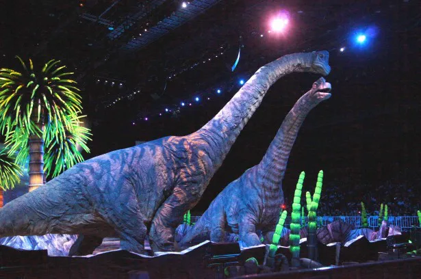 親子のブラキオサウルスの大きさに会場がどよめく