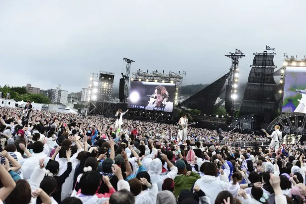 7/27・28、故郷・函館で野外ライブを敢行。2日間でのべ5万人を動員した