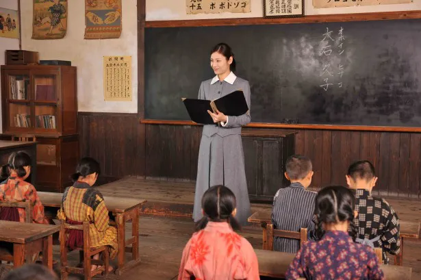 久子は小豆島の“分教場”で小学1年生の担任になる