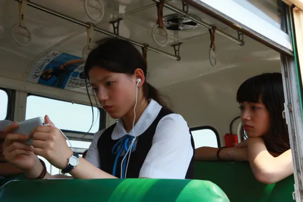 冷房も無い、昔のバスの中で夏の猛暑に耐えながら撮影に臨む二人