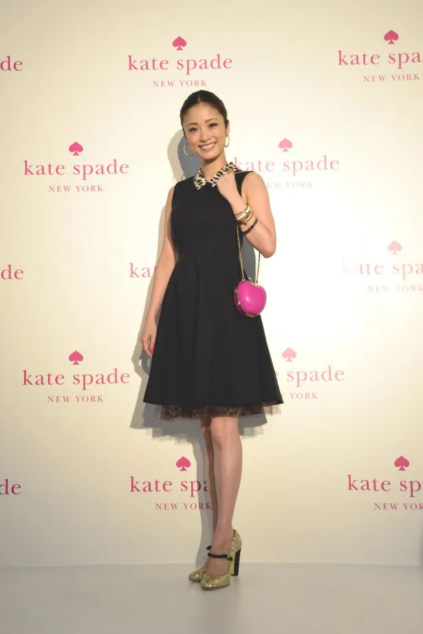 上戸彩　会報　10冊　と ドレスカタログ　2冊　と　レアなオマケ　2点　期間出品 画像・写真 上戸彩が行きつけのブランドの20周年を祝う！(8/11