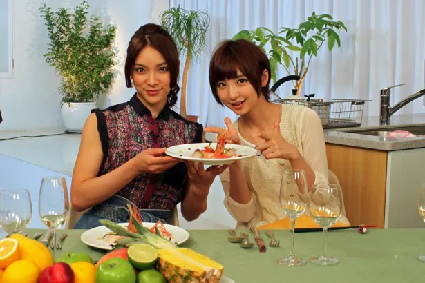 「ハンサムキッチン」にゲスト出演した篠田麻里子(右)と、今回は篠田と共にもてなされる側の秋元才加(左)