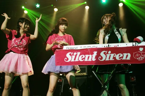 PASSPO☆とSilent Sirenがコラボして披露したPASSPO☆の「少女飛行」でキーボードを弾くまねをする玉井杏奈(中央)