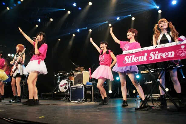 PASSPO☆とSilent Sirenがコラボし、PASSPO☆が女性グループ史上初のオリコンウィークリーシングルチャート初登場1位の快挙を成し遂げた「少女飛行」を13人で熱唱！