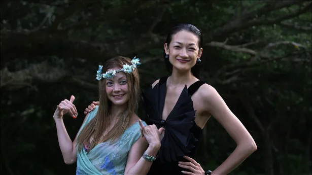 「無人島0円生活」でファッションショーを開催する土屋アンナ(左)と冨永愛(右)