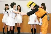 ナルトと握手する生駒