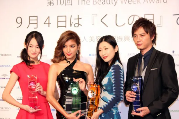 「The Best of Beauty 2013～CHANGE～」を受賞した(左から)吉本実憂、ローラ、壇蜜、塚本高史