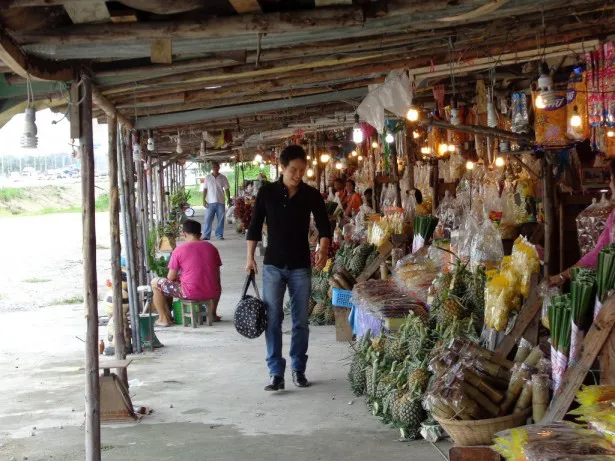 【写真】カンボジアではマーケットの熱気を感じる